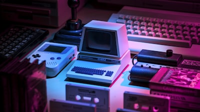 科技竞赛节目《未来挑战者》中参赛者进行机器人测试的场景